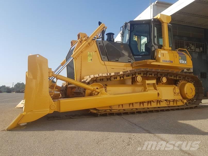 Komatsu D65EX-15 Pásové dozéry