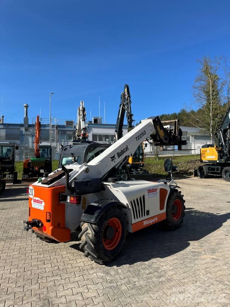 Bobcat T 2250 Teleskopické manipulátory