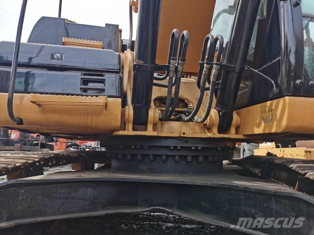 CAT 323D Pásové rýpadlá