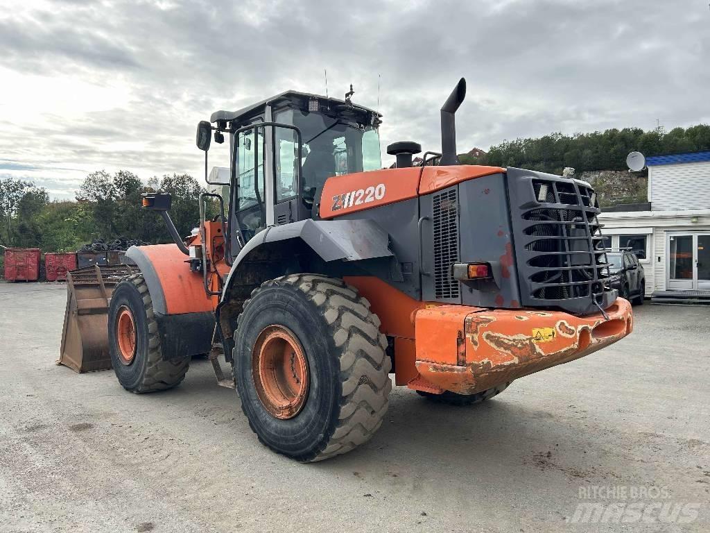 Hitachi ZW 220 Kolesové nakladače