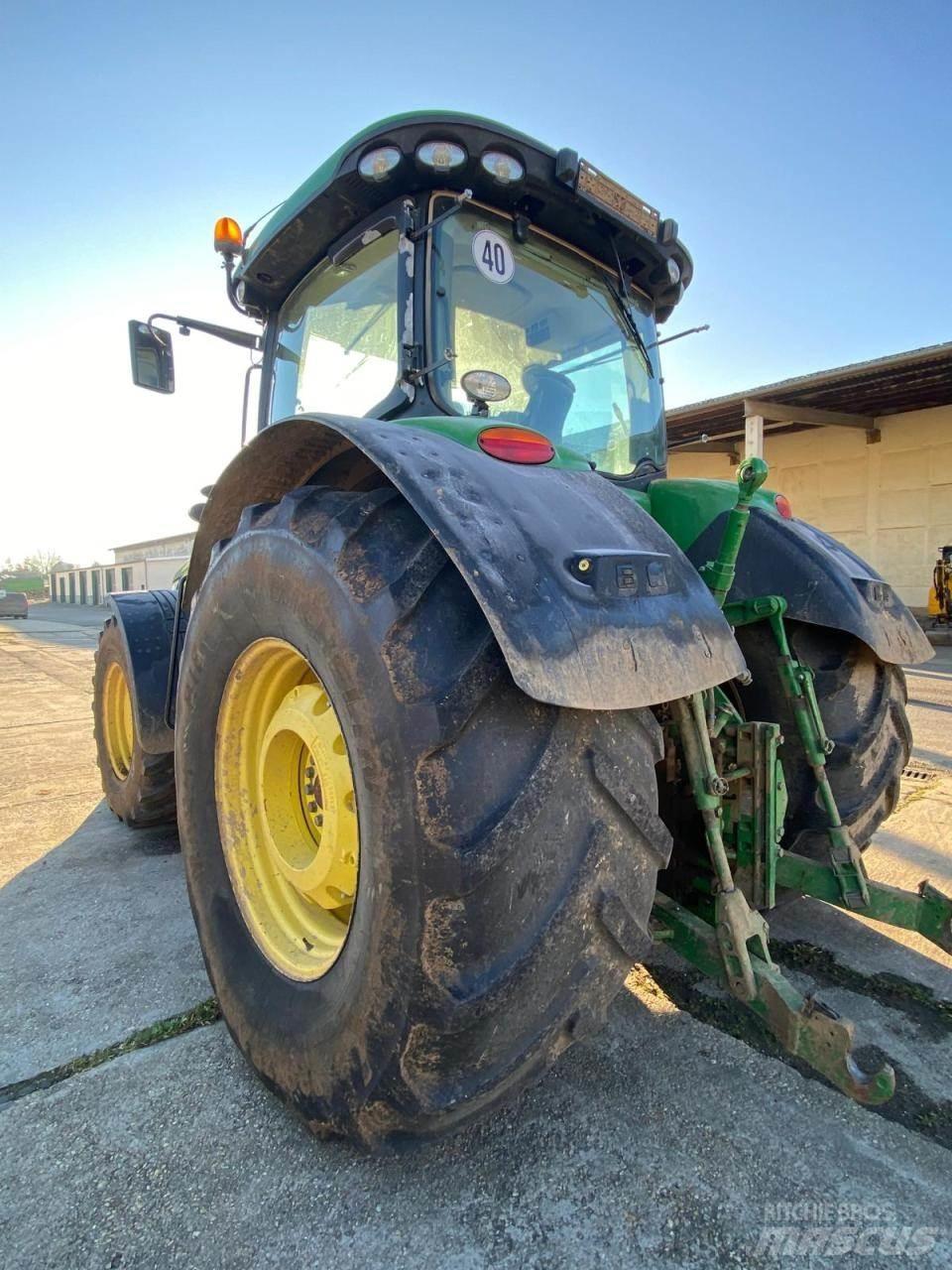 John Deere 8345 R Traktory