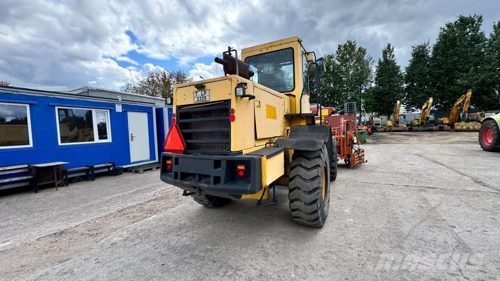 Komatsu WA 200 Kolesové nakladače