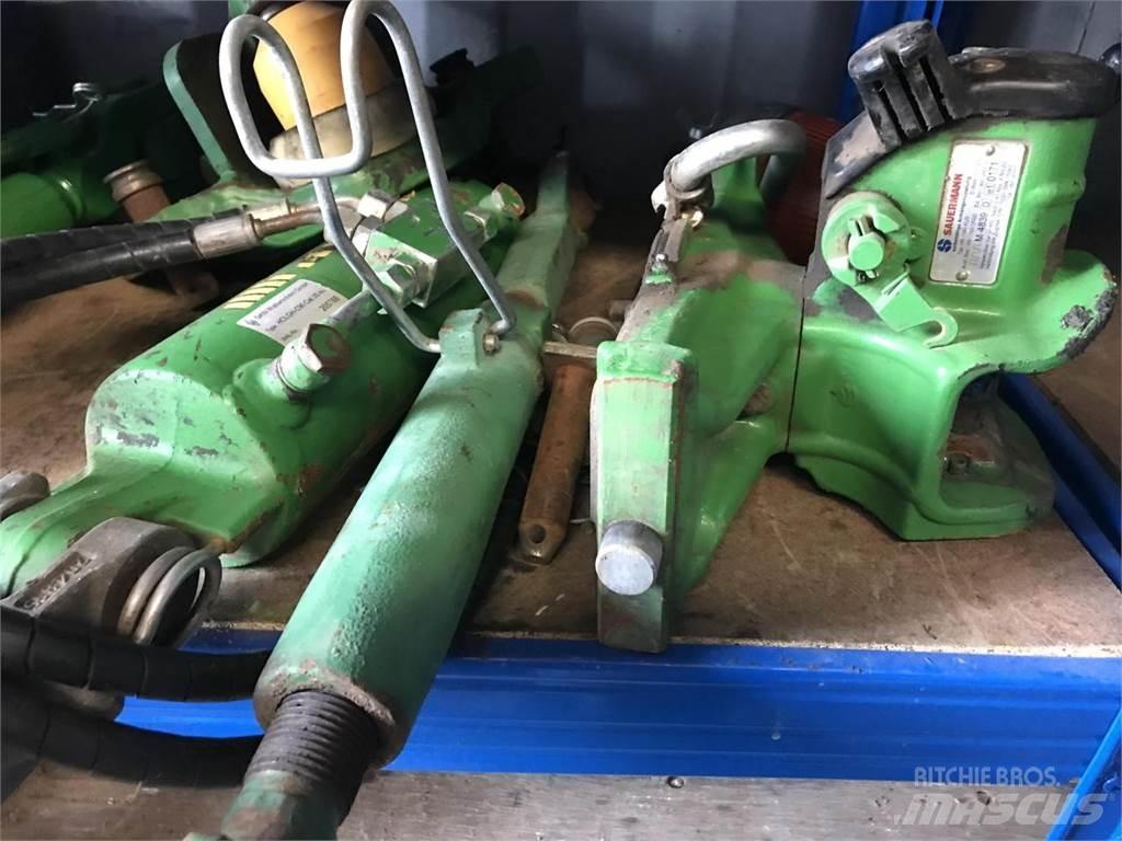 John Deere 6215R Traktory