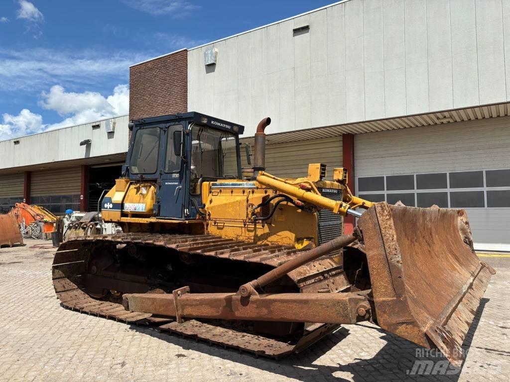 Komatsu D65PX-8 Pásové dozéry