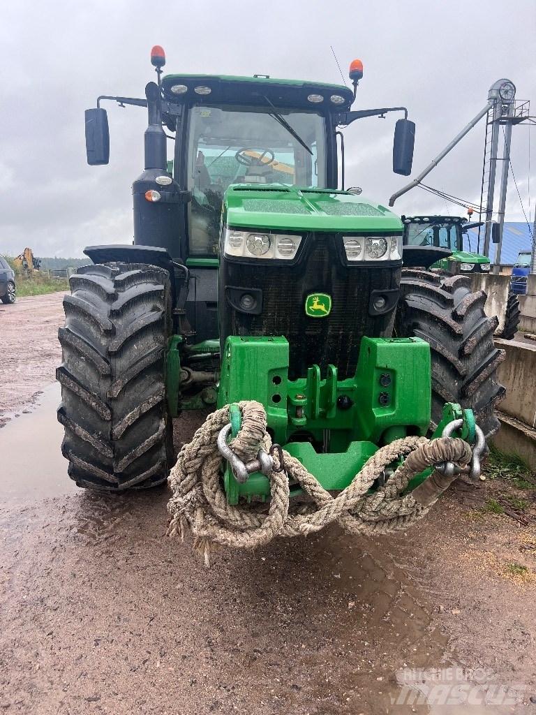 John Deere 8320R Traktory