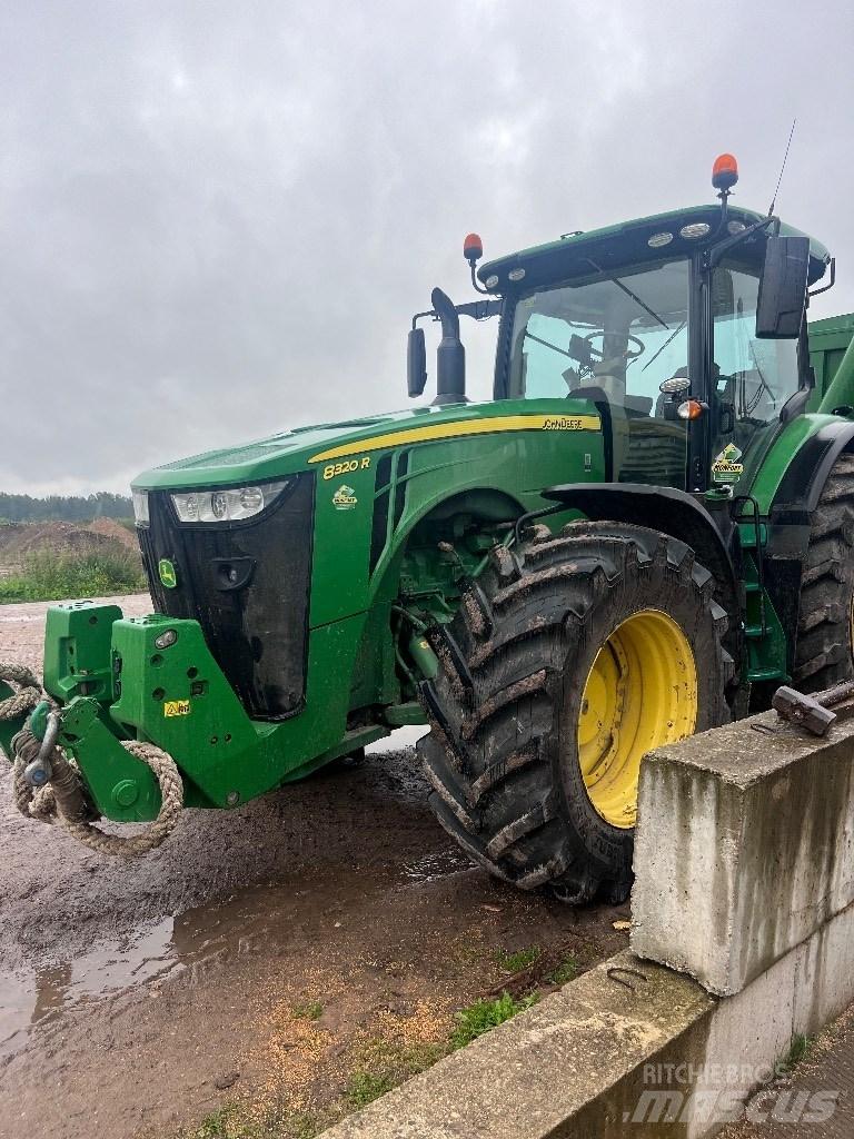 John Deere 8320R Traktory