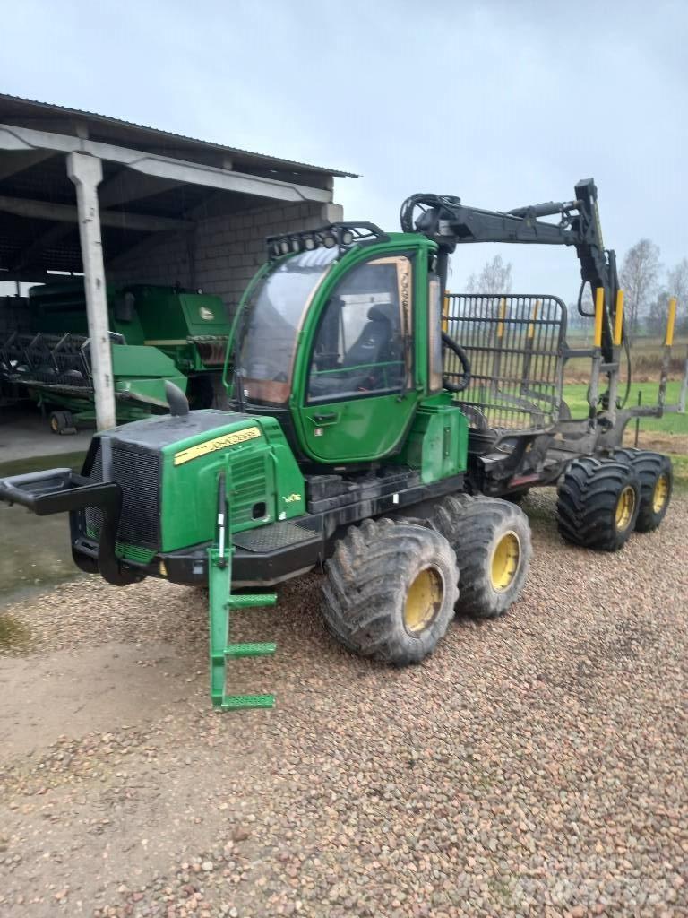 John Deere 810E Lesné traktory