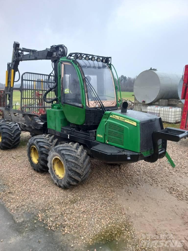 John Deere 810E Lesné traktory