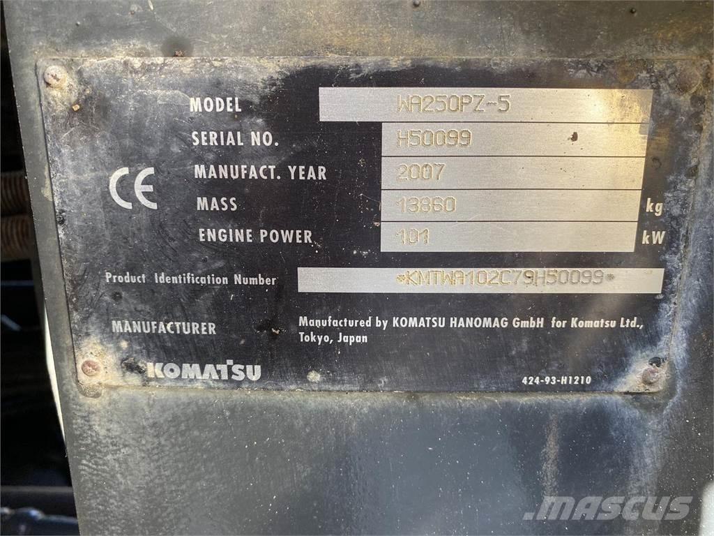 Komatsu WA250PZ-5 Kolesové nakladače