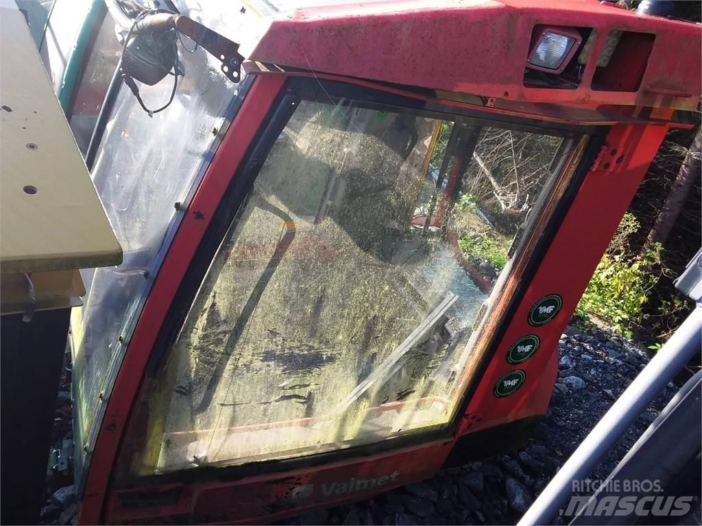 Valmet 941 Kabíny a interiér
