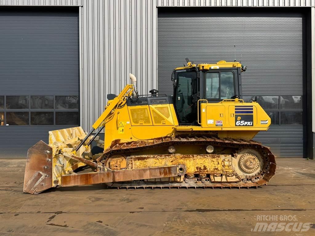 Komatsu D65PXi-18 Pásové dozéry