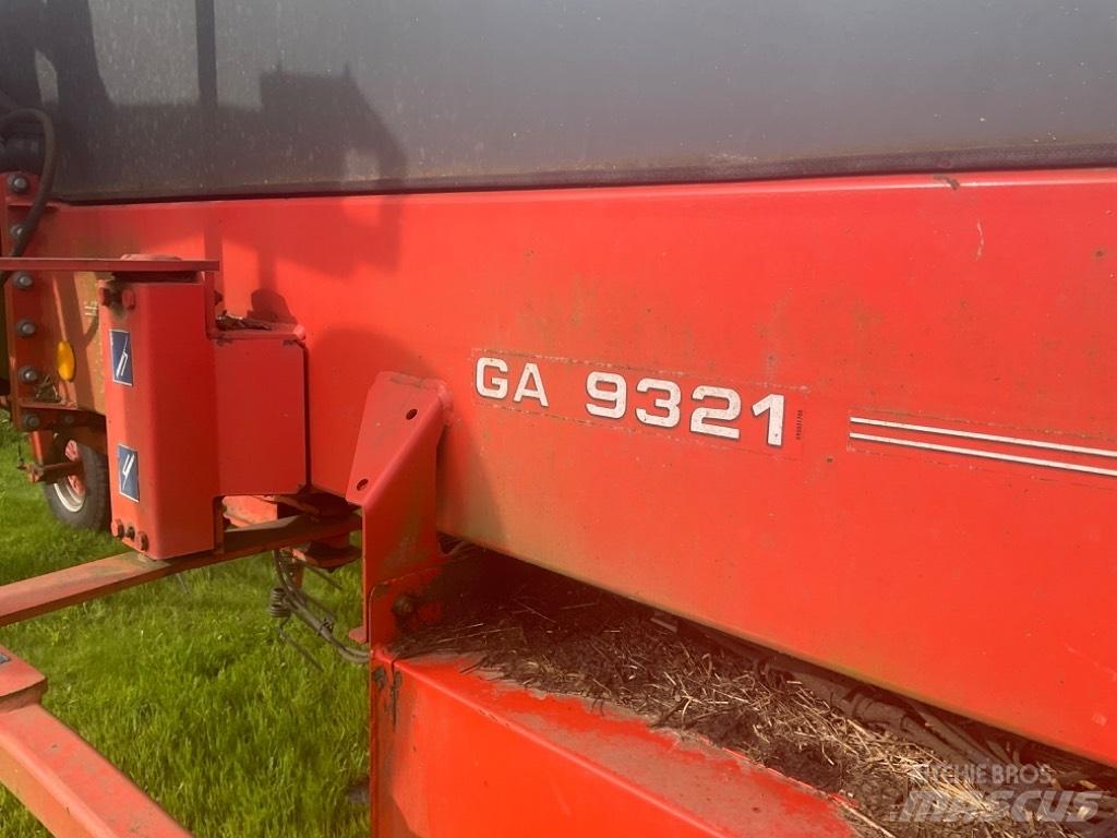 Kuhn Ga 9321 Obracače a zhrabovače sena