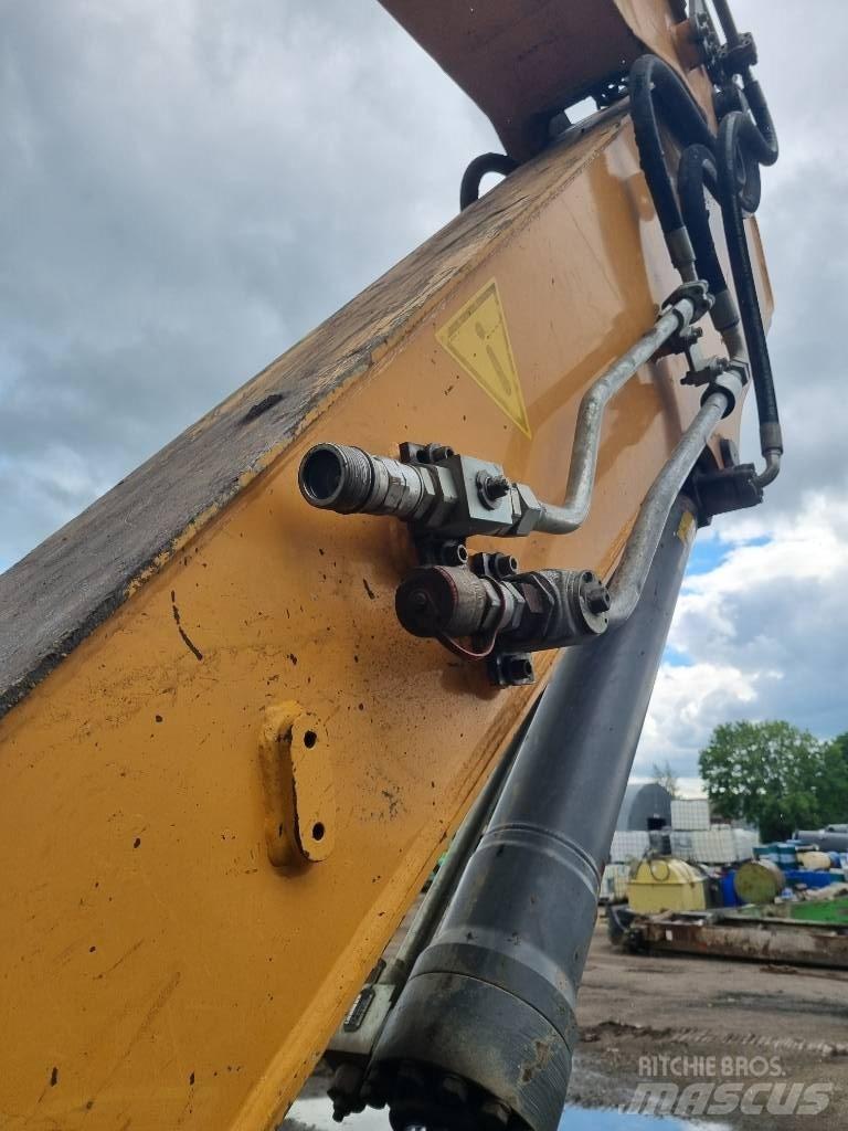 Liebherr R 922 Pásové rýpadlá