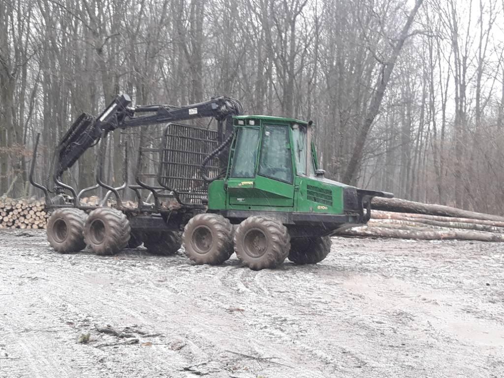 John Deere 810D Lesné traktory