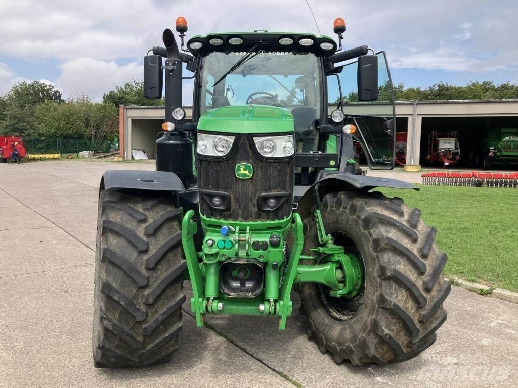 John Deere 6215R Traktory