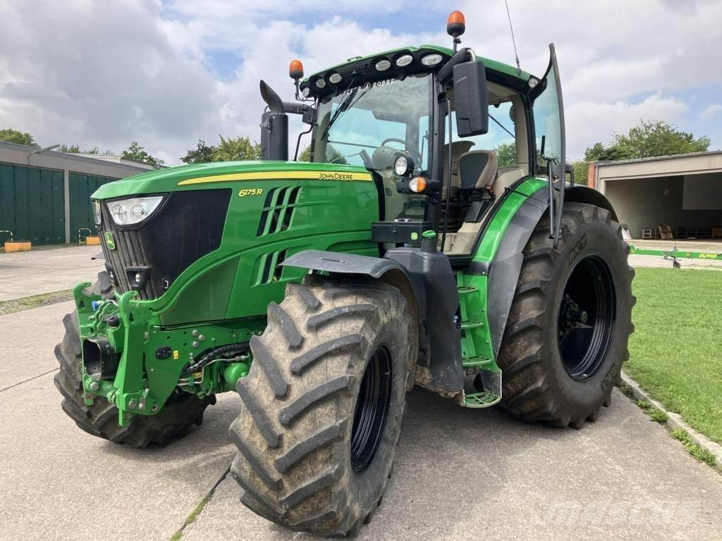 John Deere 6215R Traktory