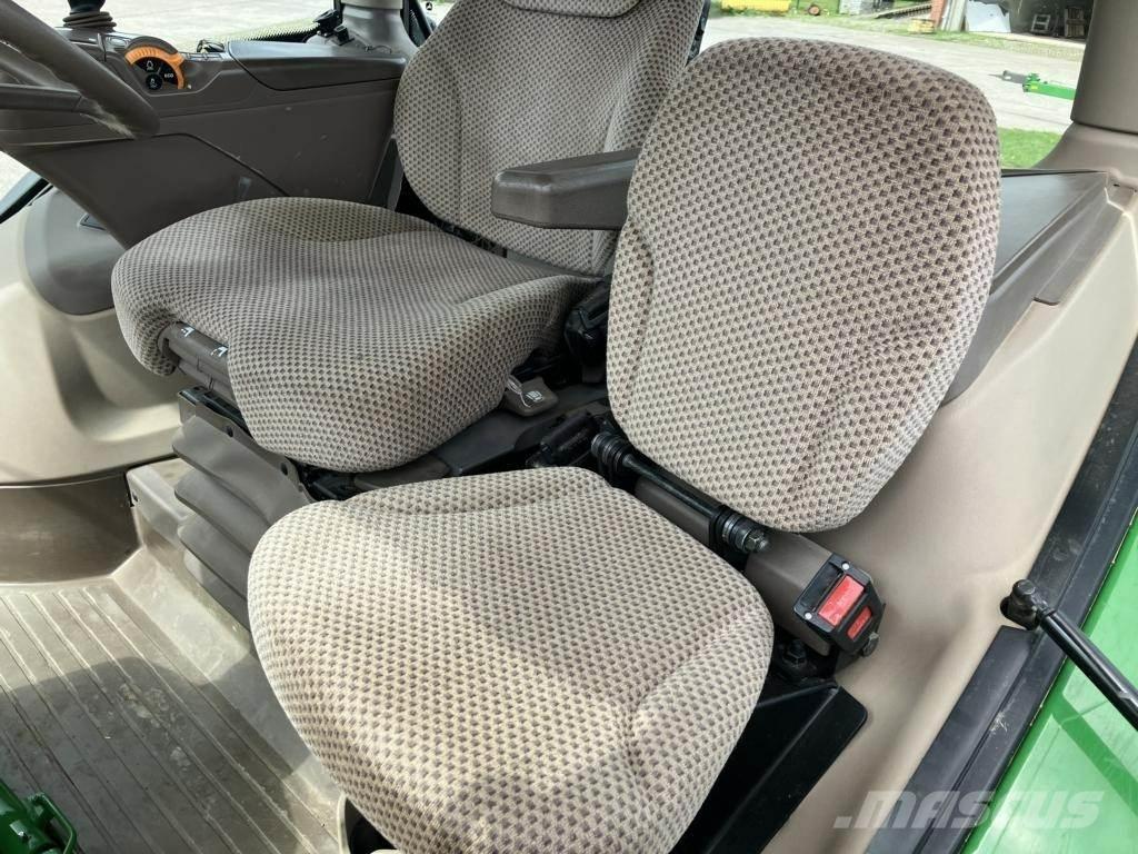 John Deere 6215R Traktory