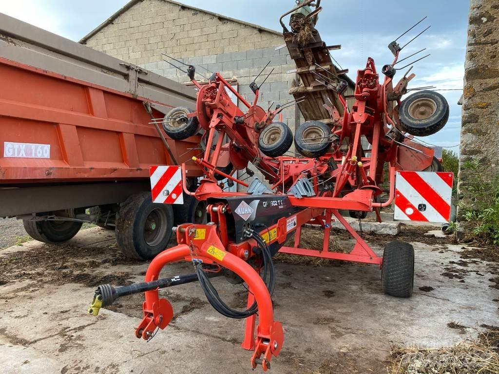 Kuhn GF 7902T GII Obracače a zhrabovače sena