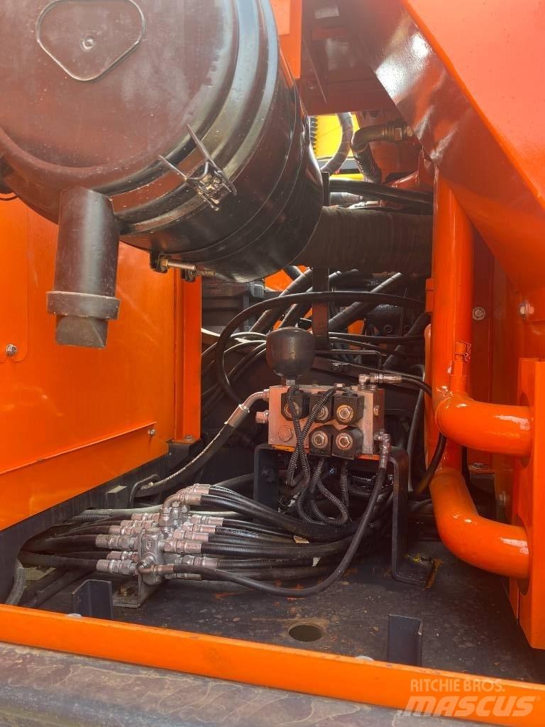 Doosan DX 300 Pásové rýpadlá
