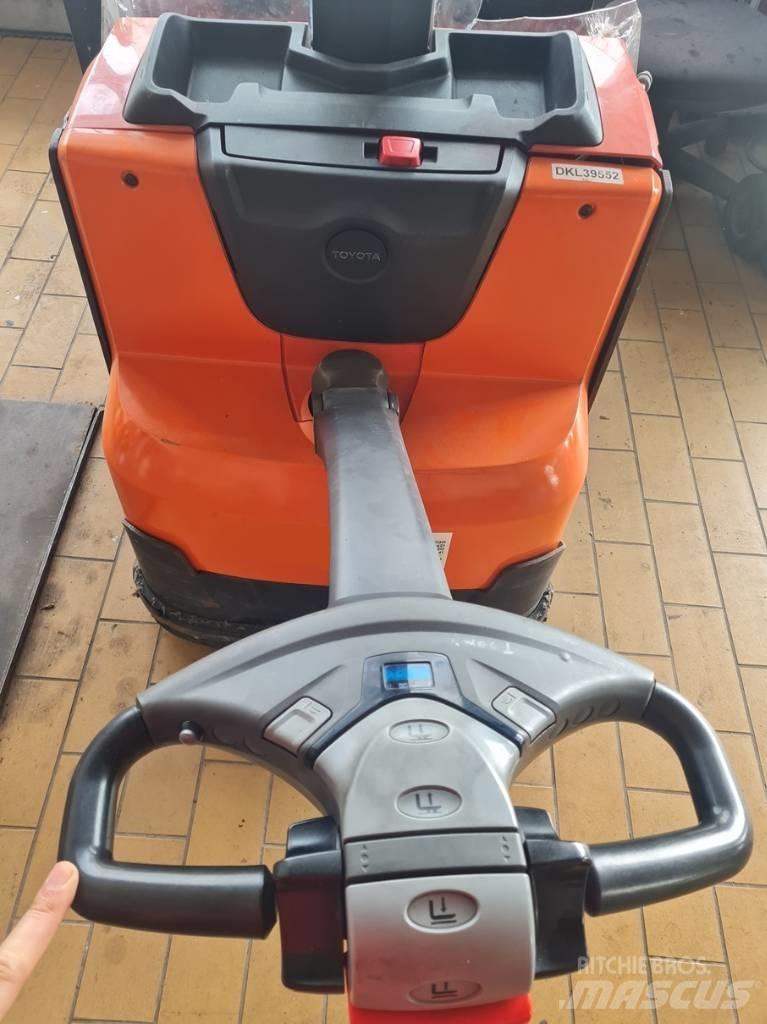 Toyota SWE080L Ručne vedené vysokozdvižné vozíky