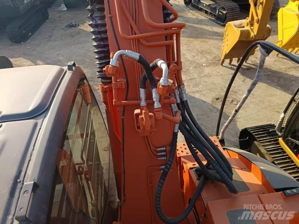 Hitachi ZX135 Pásové rýpadlá