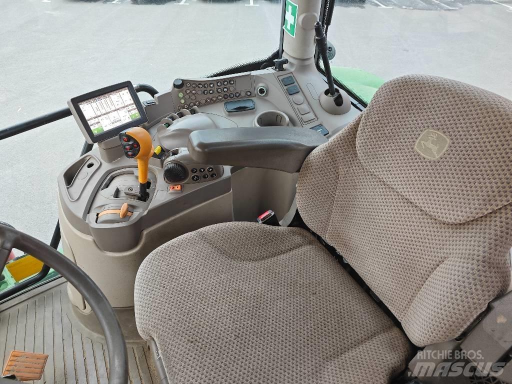 John Deere 6215 R Traktory