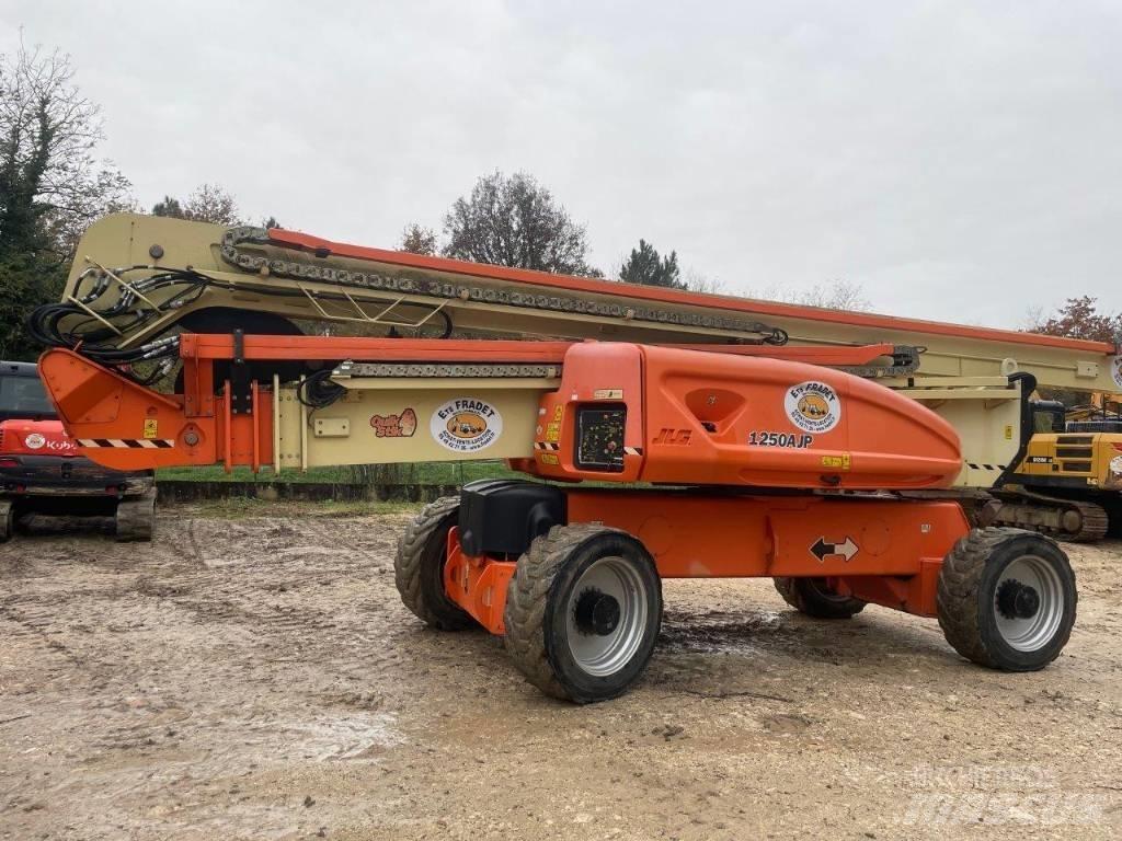 JLG 1250 AJP Kĺbové plošiny