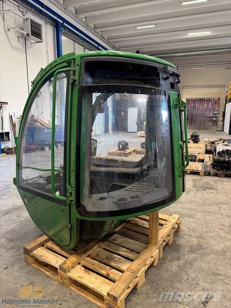 John Deere 1210E Kabíny a interiér