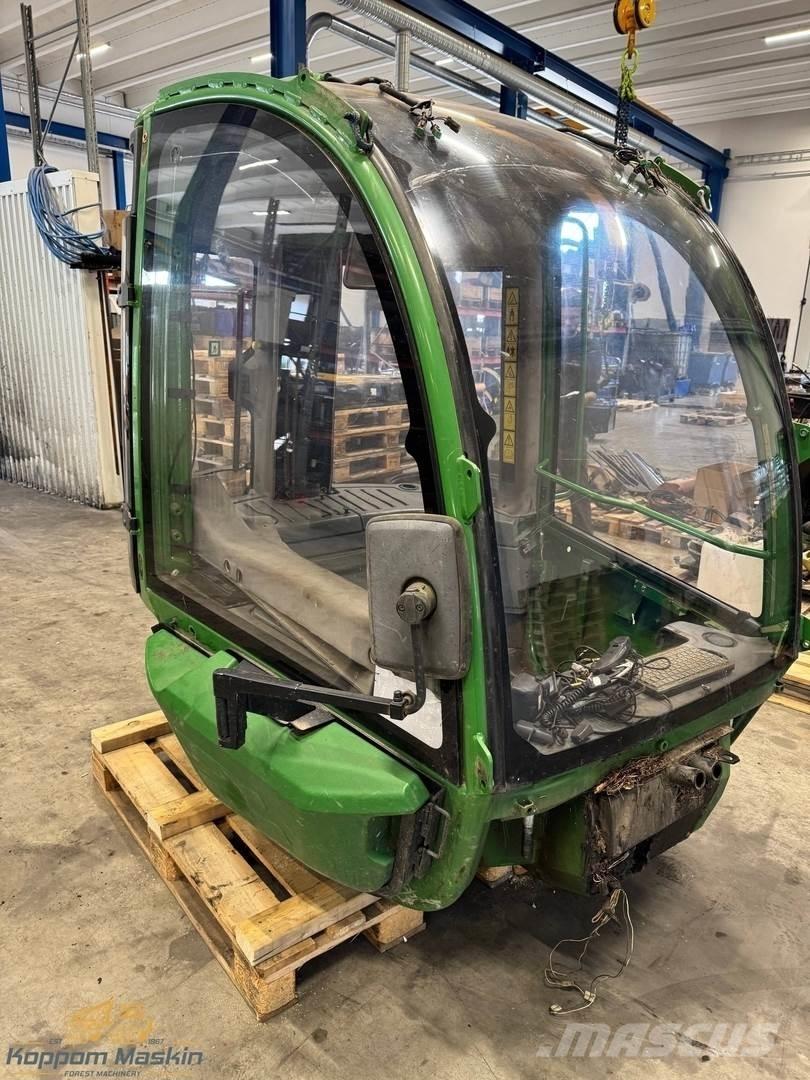 John Deere 1210E Kabíny a interiér
