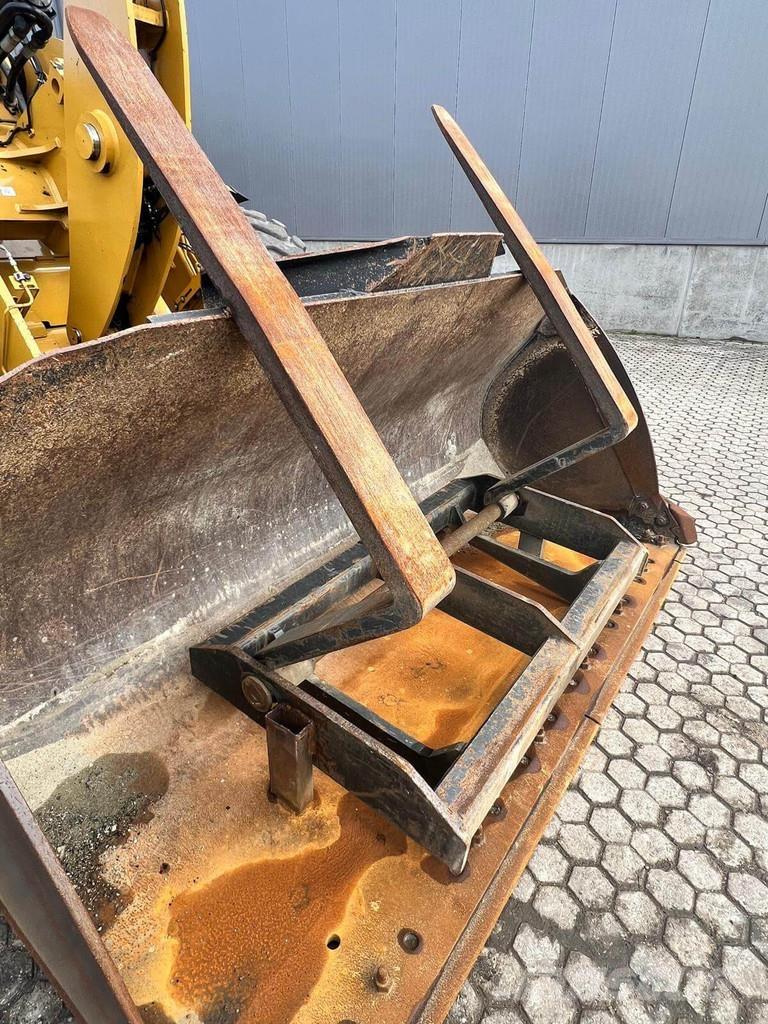 CAT 926M Kolesové nakladače