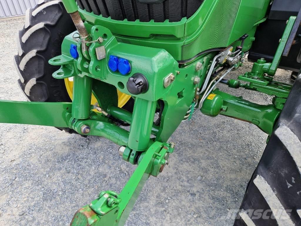 John Deere 6115 R Traktory