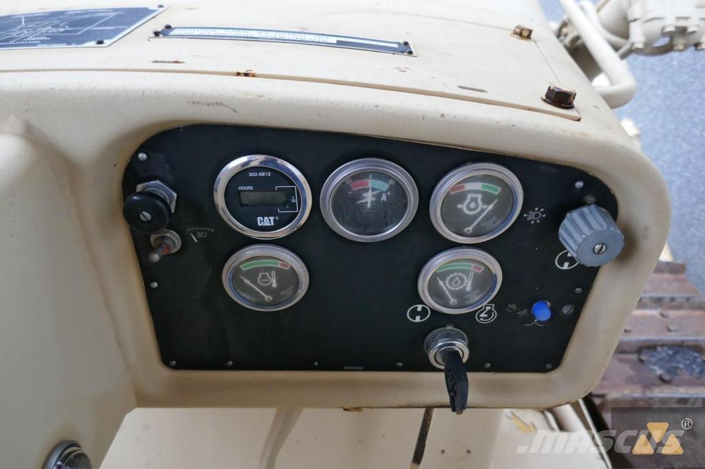 CAT D7G Ex-army Pásové dozéry