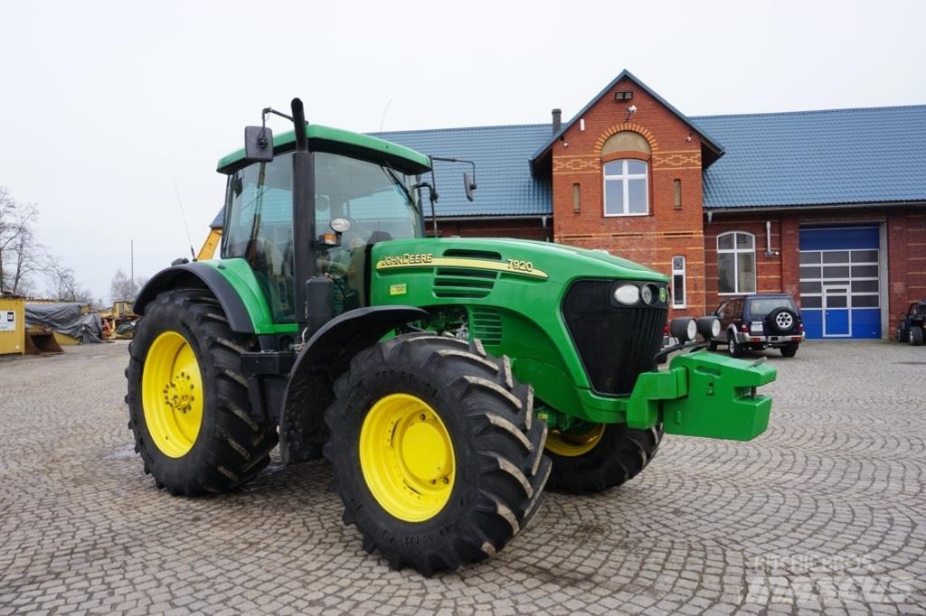 John Deere 7920 Traktory