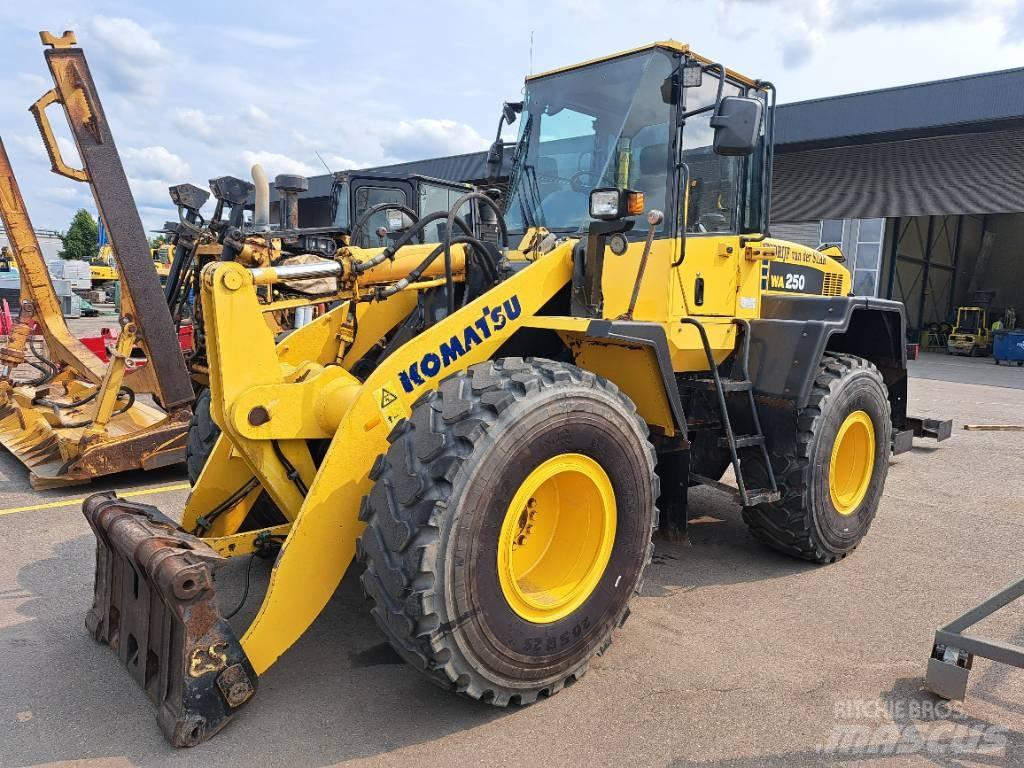 Komatsu WA 250-5H Kolesové nakladače