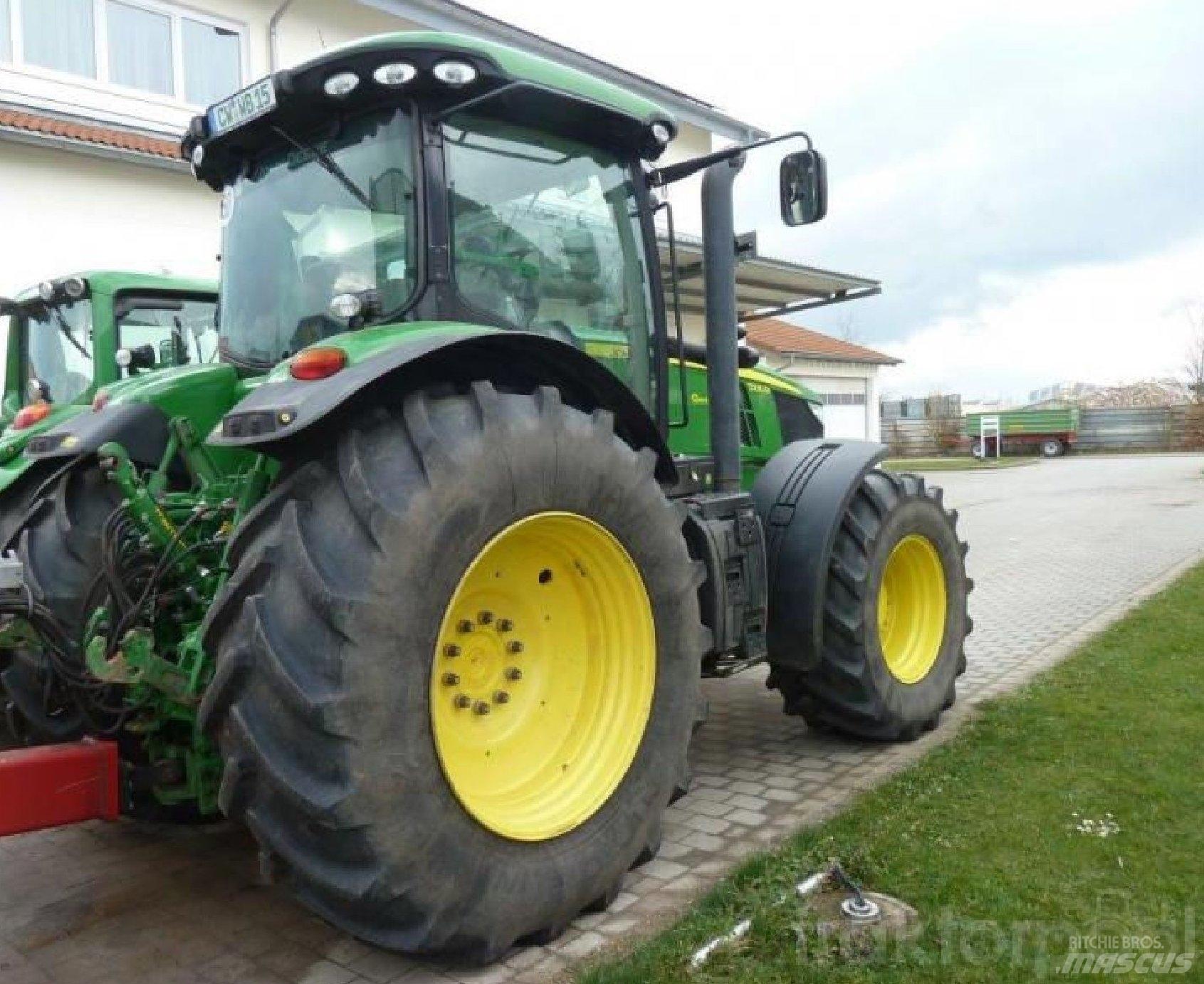 John Deere 7230R Traktory