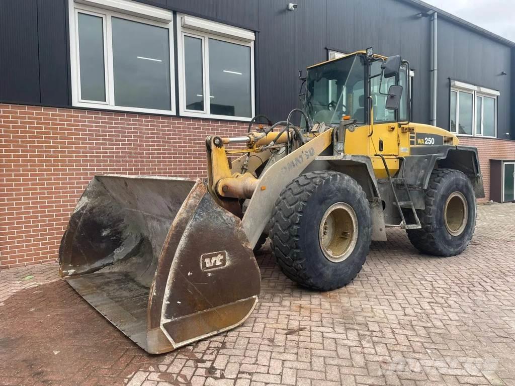 Komatsu WA250-5 Kolesové nakladače