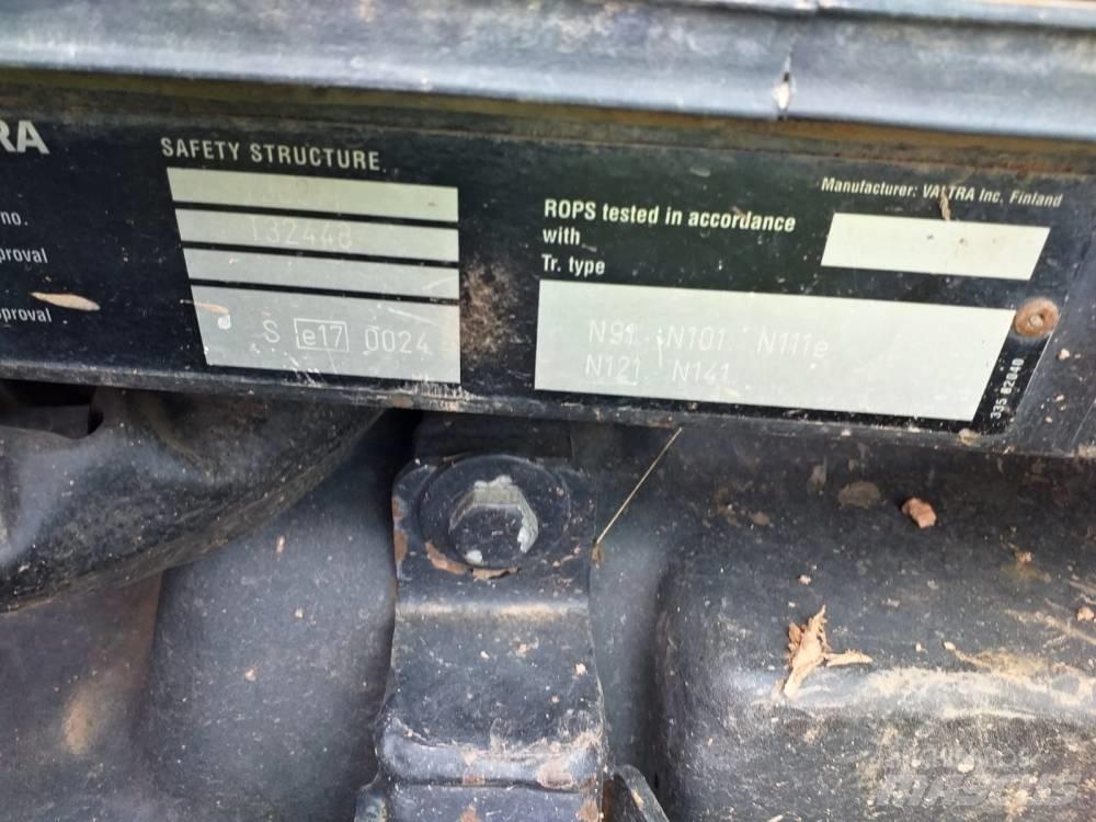 Valtra N121 Traktory
