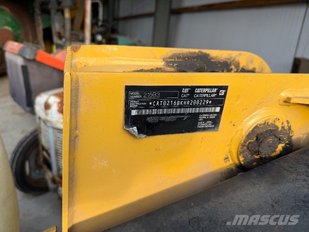 CAT 216 B 3 Šmykom riadené nakladače