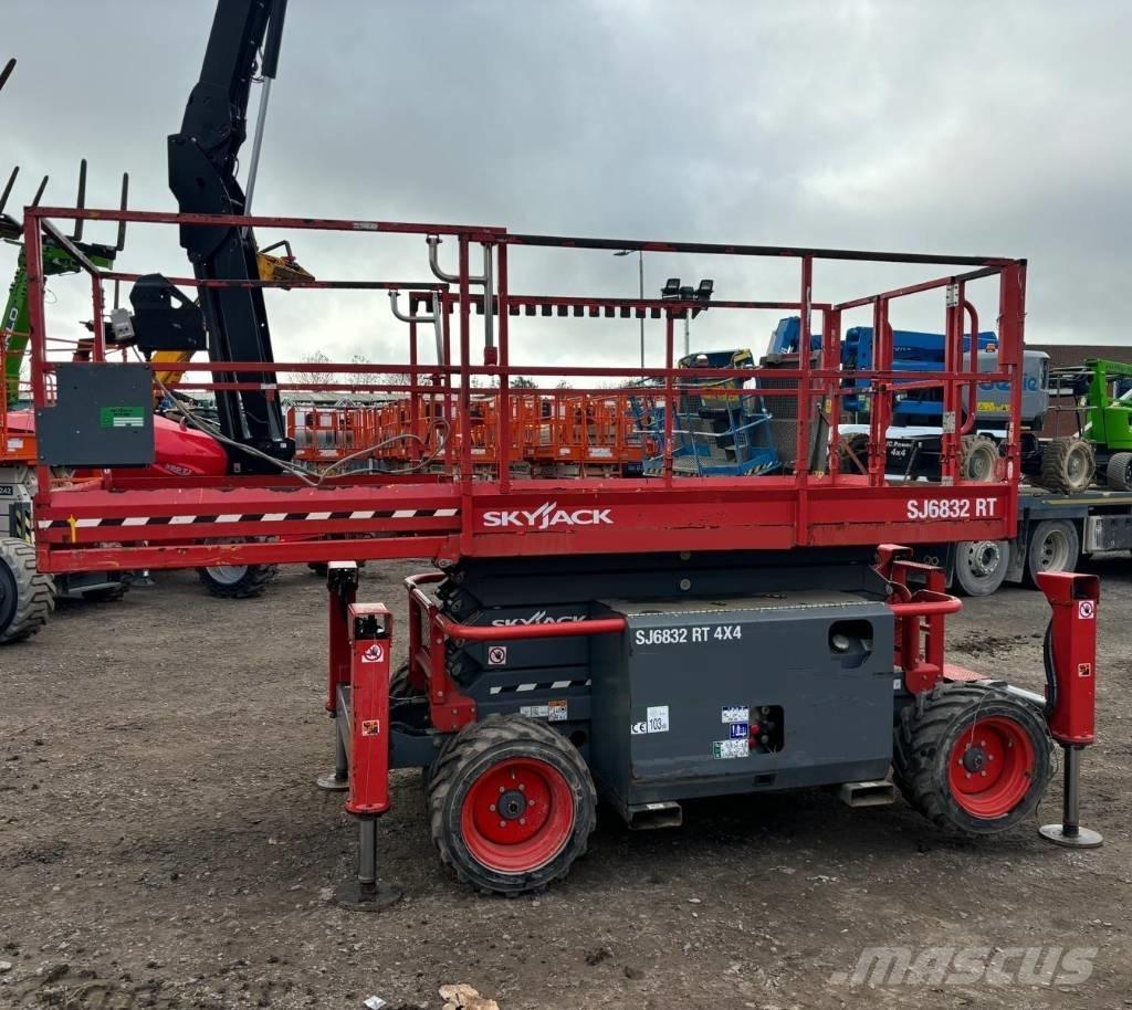 SkyJack SJ 6832 RT Nožnicové zdvíhacie plošiny