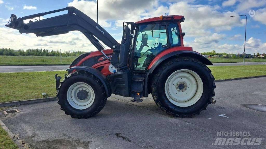 Valtra T 214 Traktory