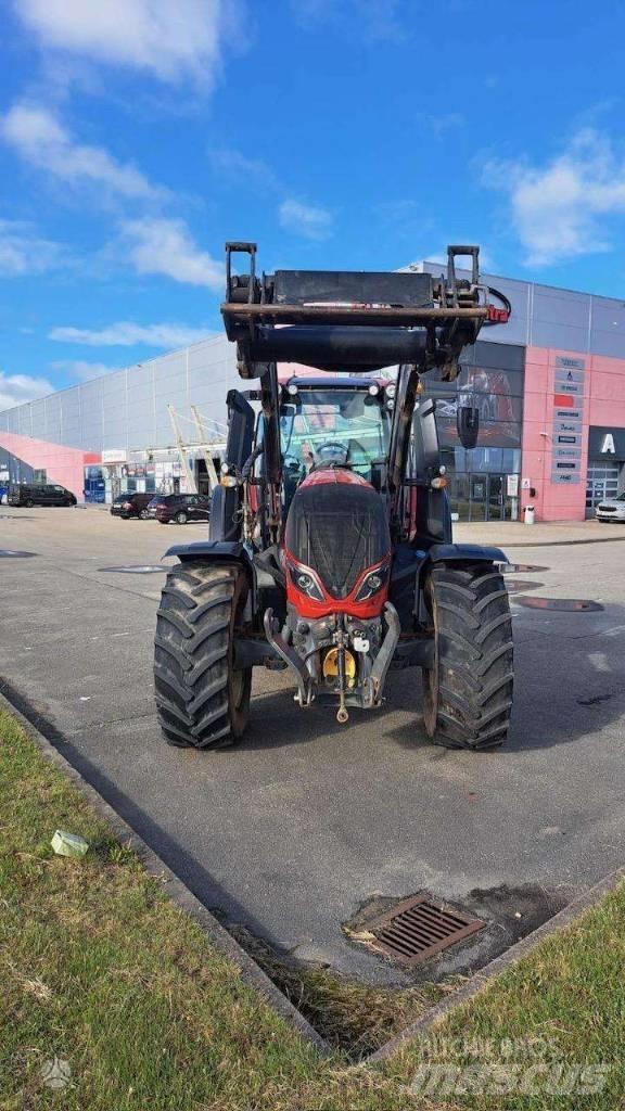 Valtra T 214 Traktory