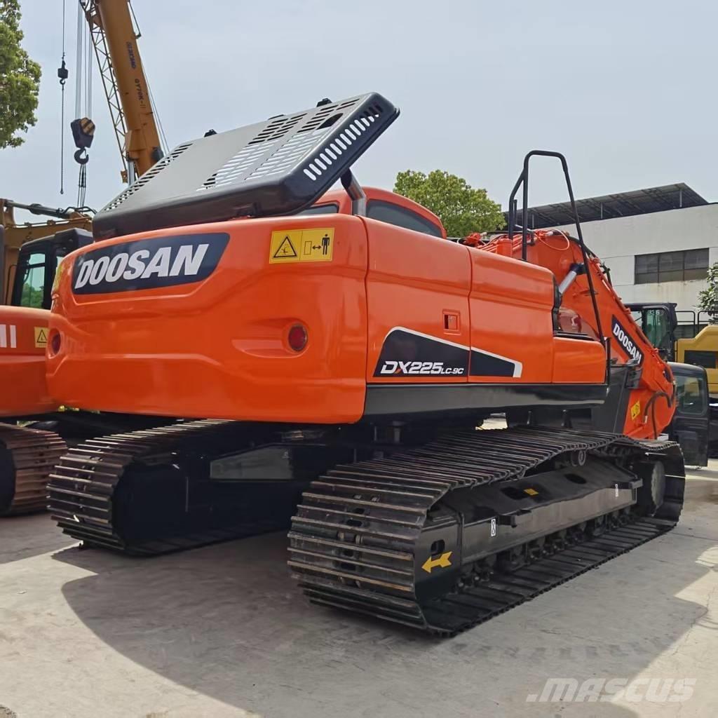 Doosan DX 225 Pásové rýpadlá
