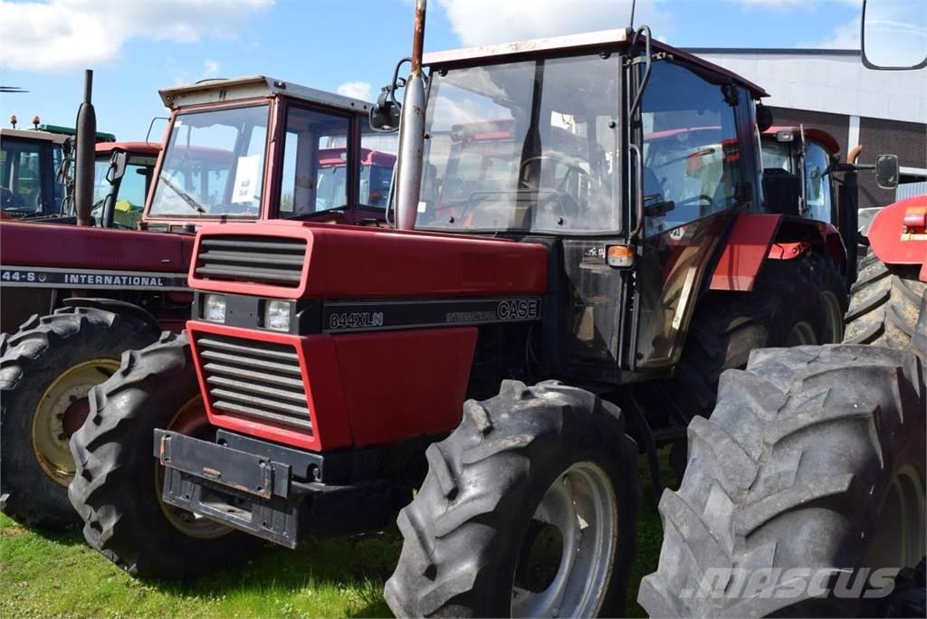 Case IH 844 XLN Traktory