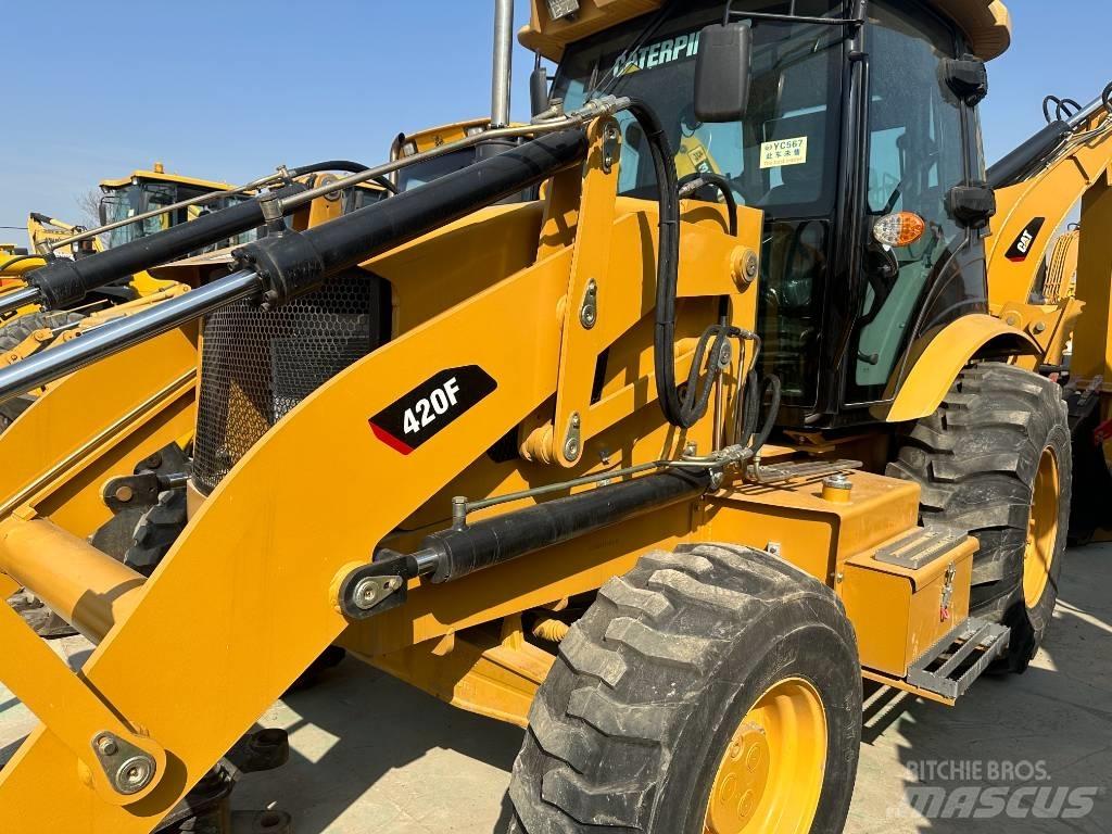 CAT 420F Kolesové nakladače