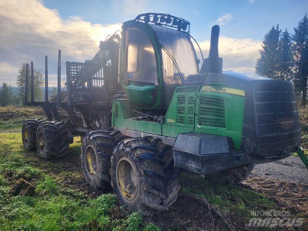 John Deere 1210 G Lesné traktory