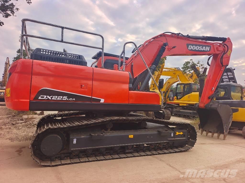 Doosan DX 225 Pásové rýpadlá