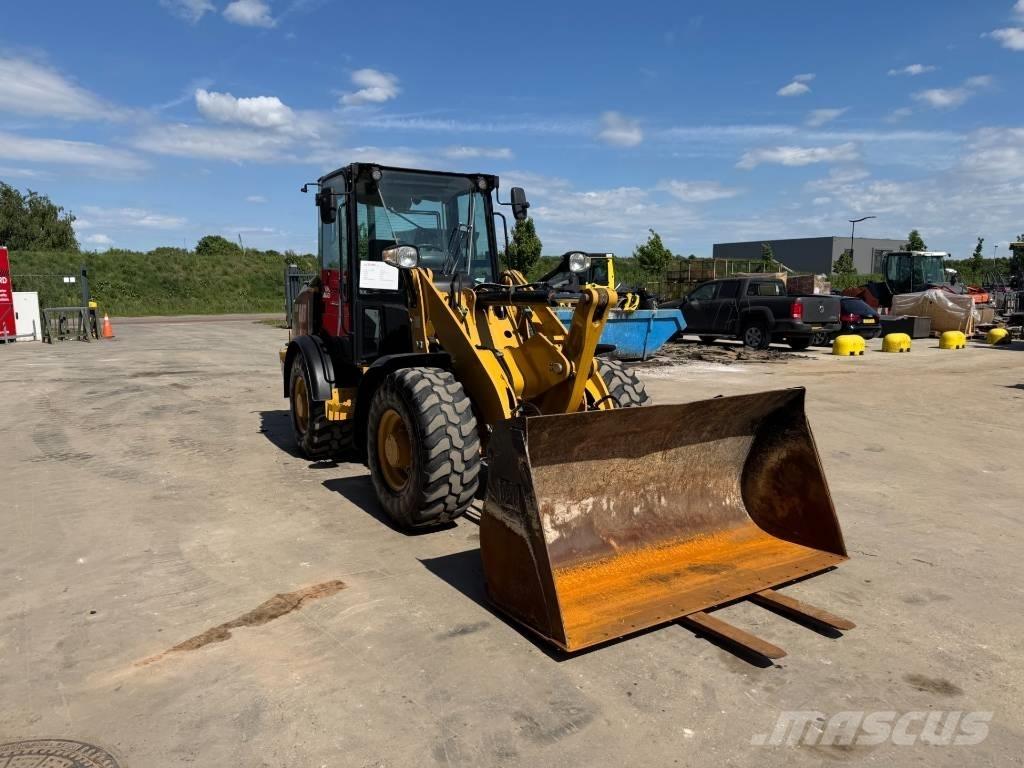 CAT 906M Kolesové nakladače