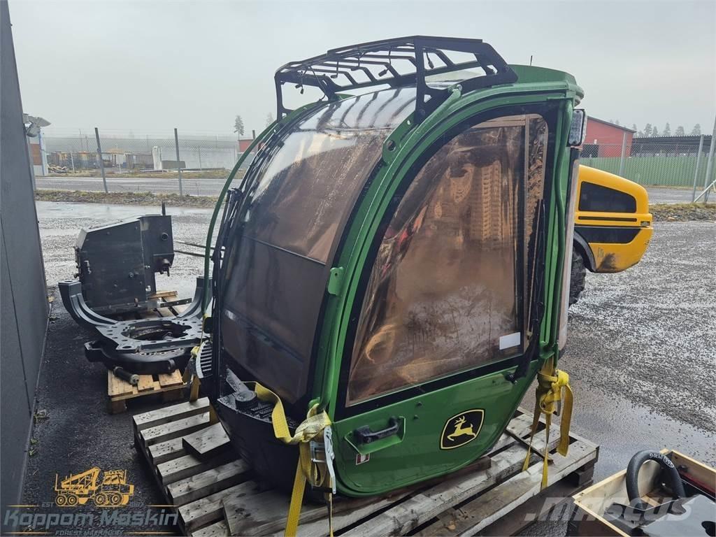 John Deere 1270G Kabíny a interiér