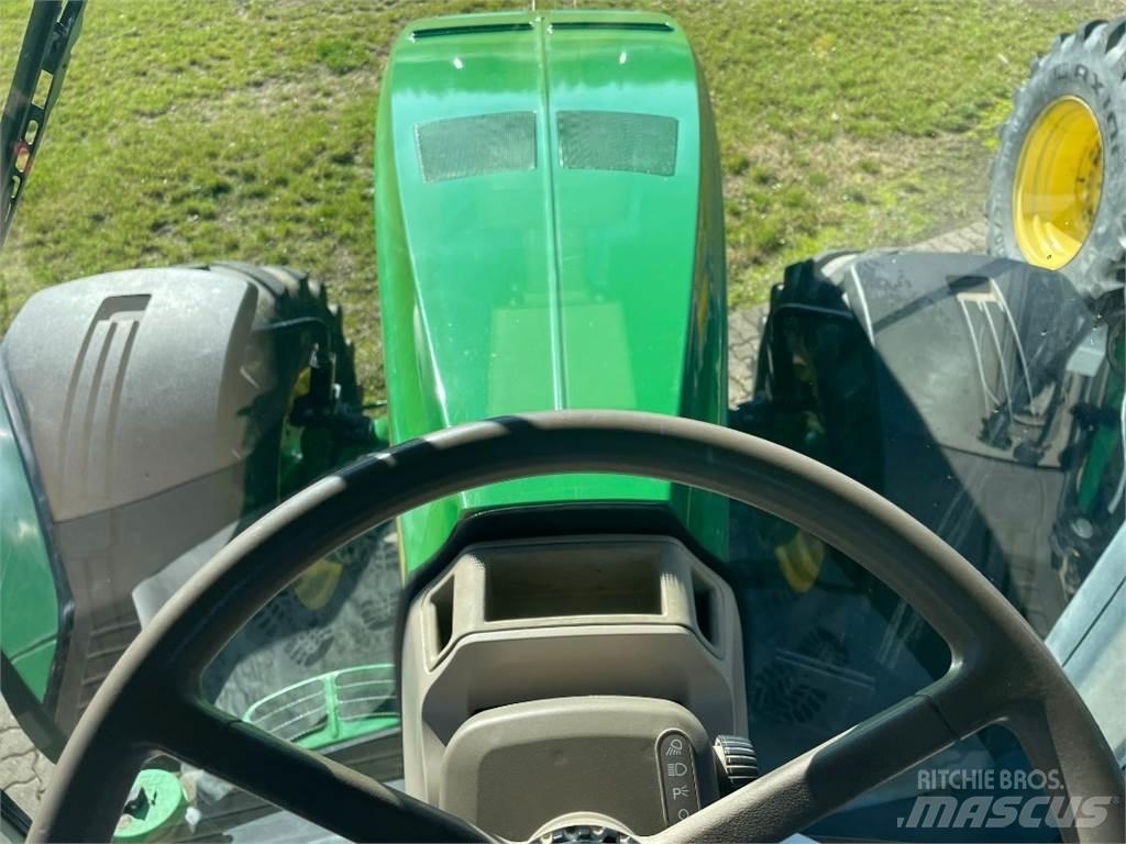 John Deere 8335R Traktory