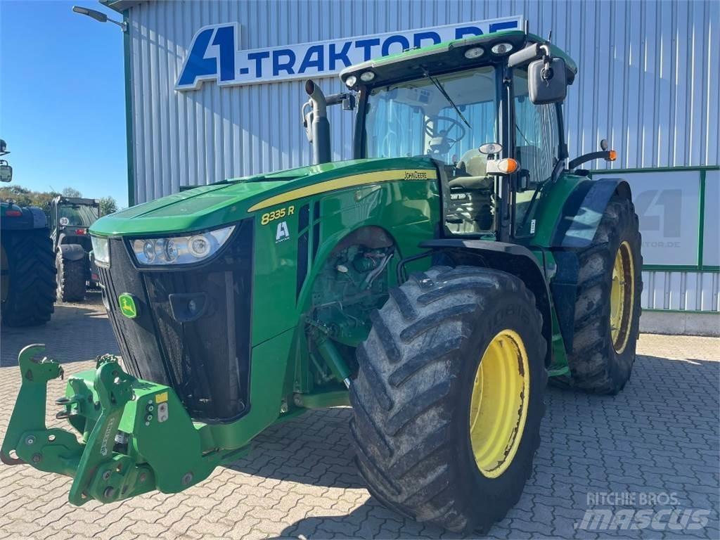 John Deere 8335R Traktory